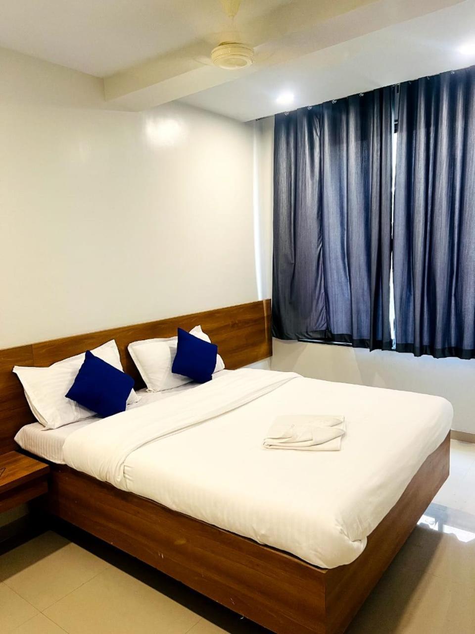 Hotel Sai Smruti Sirdi Kültér fotó
