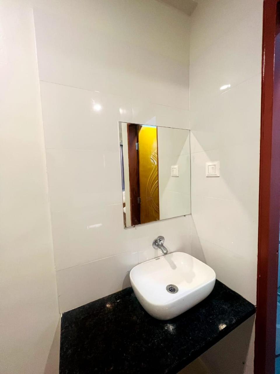 Hotel Sai Smruti Sirdi Kültér fotó